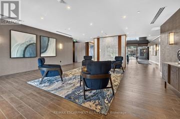 Hamilton (Waterdown) condo for rent - A living room with a blue rug and chairs.