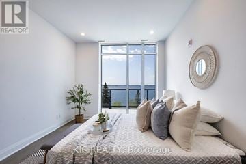 Kawartha Lakes (Fenelon Falls) condo for rent - A bedroom with a large bed and a view of the city.