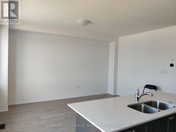 South-West Oxford townhouse for rent - A kitchen with a sink and a countertop.