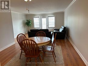 Huntsville (Chaffey) townhouse for rent - A dining room with a round table and chairs.