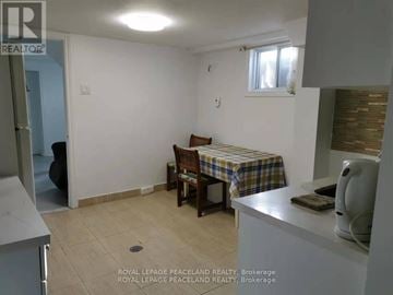 Toronto (Tam O'shanter-Sullivan) apartment for rent - A kitchen with a table and chairs.