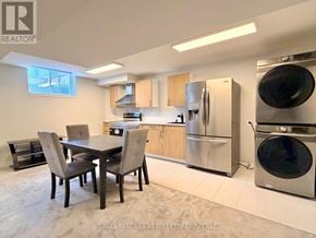 Niagara Falls (Lyons Creek) apartment for rent - A kitchen with a table and chairs in the middle of the room.