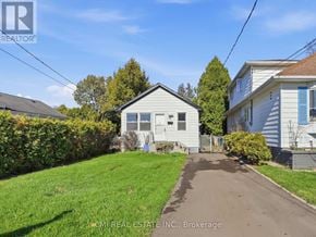 Hamilton (Glenview) apartment for rent - A residential area with houses and a clear sky.