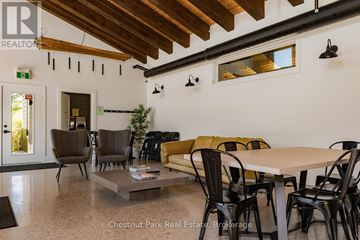 Blue Mountains condo for rent - A dining room with a table and chairs.