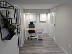 Hamilton (Hill Park) apartment for rent - A room with a desk and a chair.