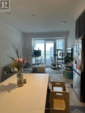 Richmond Hill (Langstaff) condo for rent - A dining room with a table and chairs.