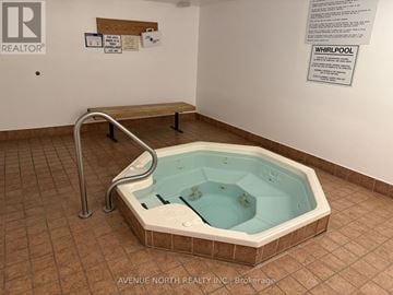 Ottawa condo for rent - A hot tub in a room with a sign that says "WHIRLPOOL".