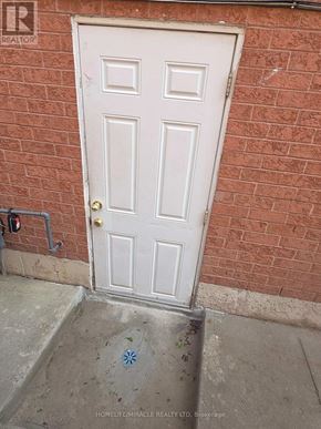 Brampton (Fletcher's Creek South) apartment for rent - A room with a bed, a table, and a chair.