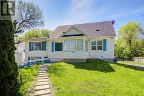 Richmond Hill (Oak Ridges Lake Wilcox) apartment for rent - A white house with green trim and a brown roof.
