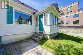 Richmond Hill (Oak Ridges Lake Wilcox) apartment for rent - A house with a blue door and windows is for sale.