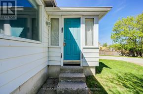 Richmond Hill (Oak Ridges Lake Wilcox) apartment for rent - A blue door is on a white house.
