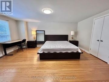 Toronto (L'amoreaux) apartment for rent - A bedroom with a bed, desk, and chair.