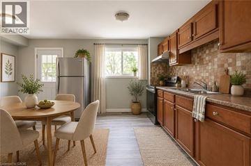 Cambridge townhouse for rent - A kitchen with a table and chairs in front of a refrigerator.