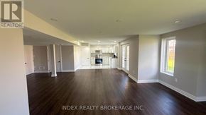 Mono apartment for rent - A spacious room with wooden floors and white walls, with a large window on the right side.
