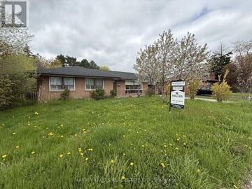 Toronto (Kingsview Village-The Westway) apartment for rent - A grassy field with a sign that says "FALLES".