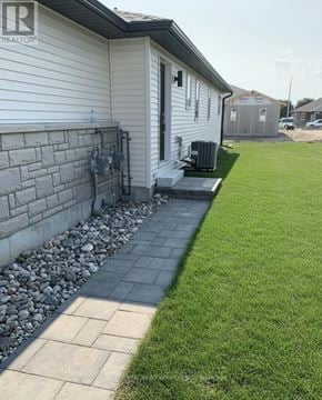 Belleville (Belleville Ward) apartment for rent - A house with a stone wall and a concrete walkway.