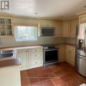 Blue Mountains apartment for rent - A room with a sliding door and a wooden door.