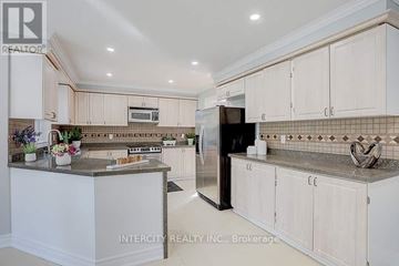 Richmond Hill (Devonsleigh) apartment for rent - A kitchen with white cabinets and a granite countertop.