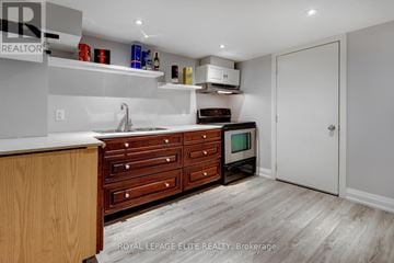 Oakville (Jc Joshua Creek) apartment for rent - A kitchen with a sink, cabinets, and a microwave.