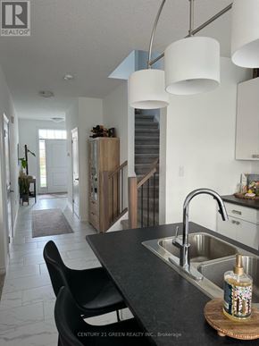 London North (North I) townhouse for rent - A kitchen with a black counter top and a sink.