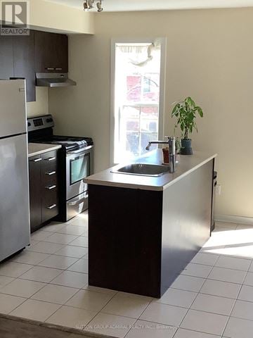 Barrie (Holly) townhouse for rent - A kitchen with a refrigerator, oven, and sink.