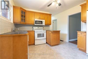 Hamilton (Westcliffe) apartment for rent - A kitchen with wooden cabinets and a white oven.