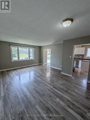 Woodstock (Woodstock - South) apartment for rent - A spacious room with wood flooring and a large window.