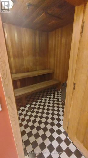 Vaughan (Crestwood-Springfarm-Yorkhill) condo for rent - A wooden hallway with a checkered floor.