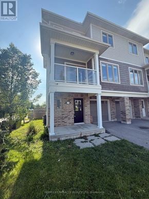 St. Catharines (Secord Woods) townhouse for rent - A modern two-story house with a balcony on the upper floor.
