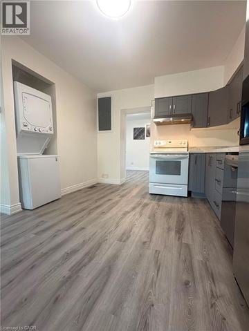 Niagara Falls apartment for rent - A kitchen with a refrigerator, oven, and microwave.