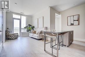 Markham (Unionville) condo for rent - A spacious living room with a bar area and a dining table.