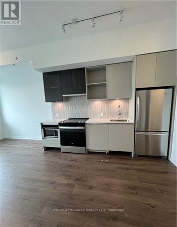 Oakville (Go Glenorchy) condo for rent - A kitchen with a stainless steel refrigerator, oven, and microwave.