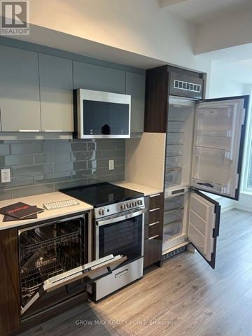 Toronto (Birchcliffe-Cliffside) condo for rent - A modern kitchen with a stove, oven, and refrigerator.