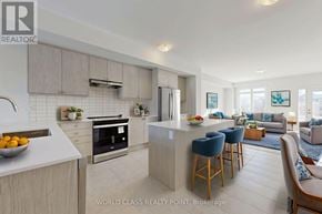 Richmond Hill (Oak Ridges) townhouse for rent - A modern kitchen with a dining area in the background.