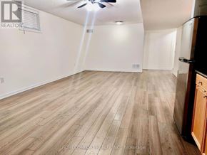 Barrie (Painswick South) apartment for rent - A room with wooden flooring and a ceiling fan.