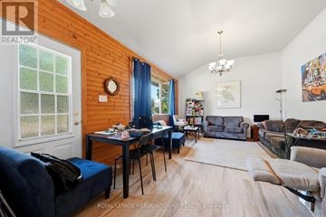Halton Hills (Georgetown) apartment for rent - A living room with a dining table and chairs.