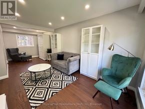 Milton (Dp Dorset Park) apartment for rent - A living room with a green chair and a black and white rug.