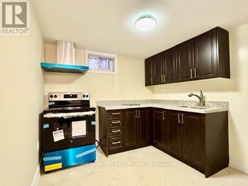 Richmond Hill (Bayview Hill) apartment for rent - A kitchen with a stove and cabinets.