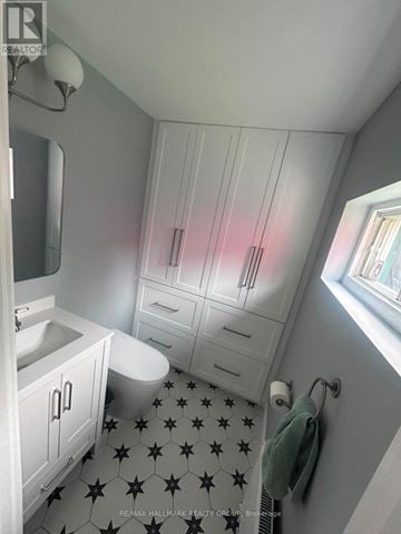 Ottawa apartment for rent - A bathroom with a black and white floor.