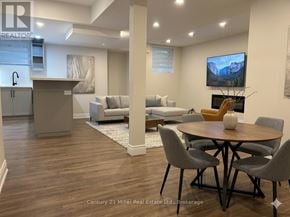 Oakville (Ro River Oaks) apartment for rent - A modern living room with a dining table and chairs.