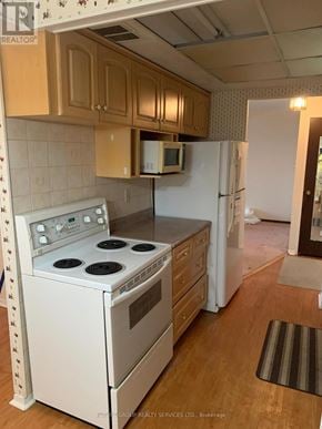 Mississauga (Cooksville) condo for rent - A white oven and stove in a kitchen.