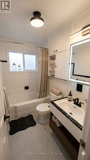 London North (North N) apartment for rent - A bathroom with a white tub, sink, and toilet.