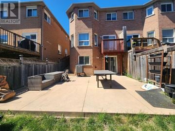 Vaughan (Patterson) apartment for rent - A sunny day at apartment complex with a picnic table in the courtyard.