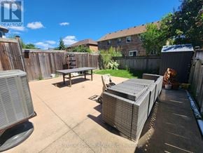 Vaughan (Patterson) apartment for rent - A backyard with a picnic table and a fence.