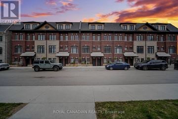 Mississauga (Streetsville) townhouse for rent - A building with a parking lot in front of it.