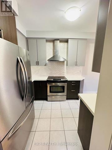 Vaughan (Vellore Village) townhouse for rent - A kitchen with a stainless steel refrigerator and a stainless steel oven.