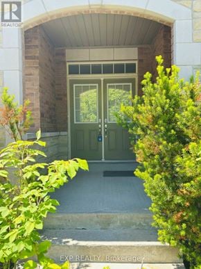 Vaughan (Vellore Village) townhouse for rent - The entrance to a building with a green door and steps leading up to it.