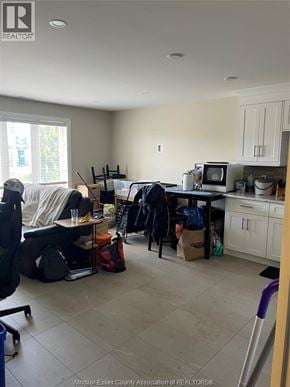 Windsor apartment for rent - A kitchen with a microwave on the counter and a dining table with chairs.