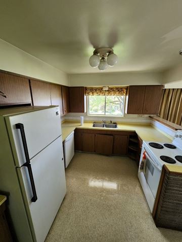 Victoria house for rent - 4011 Rainbow Street