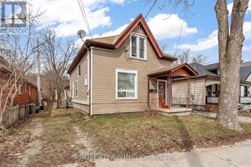 London North (North K) duplex for rent - A house with a brown roof and a red door is for sale.